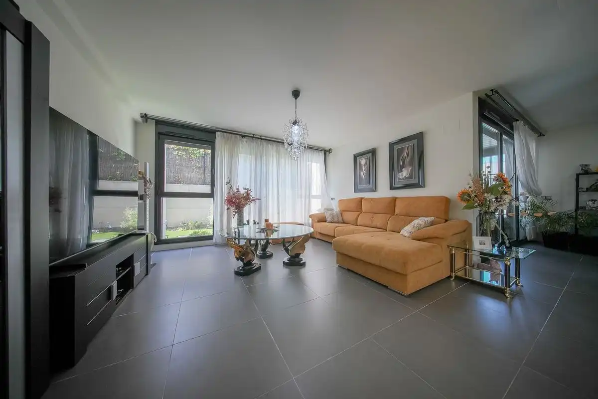 Sala d'estar de Casa o xalet en venda en Las Rozas de Madrid amb Aire condicionat, Calefacció i Jardí privat