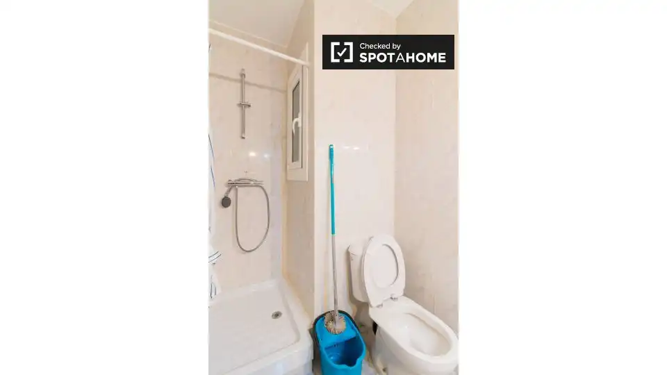 Baño de Piso de alquiler en Barcelona con Aire acondicionado, Calefacción y Amueblado