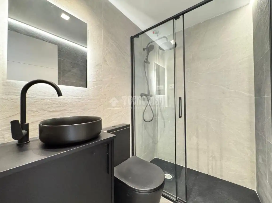 Bathroom of Flat for sale in Alcobendas  with Air Conditioner and Heating