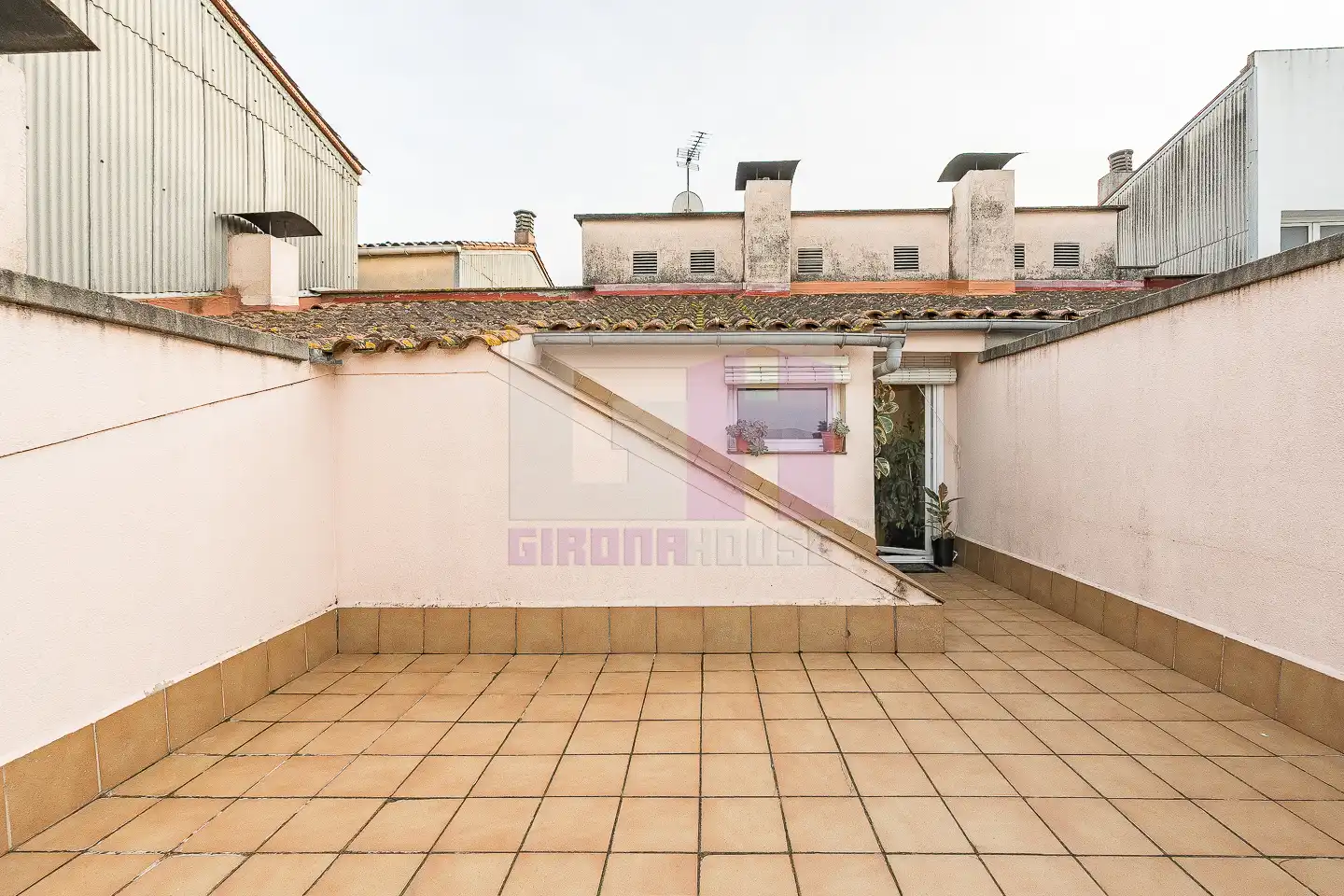 Terraza de Dúplex en venta en Salt con Calefacción, Terraza y Amueblado