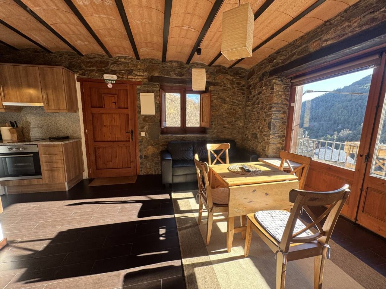 Menjador de Apartament de lloguer en Toses amb Calefacció, Moblat i Balcó