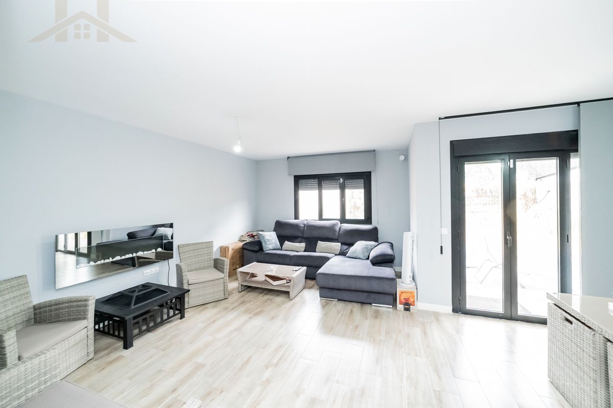 Sala d'estar de Casa adosada en venda en Arroyomolinos (Madrid) amb Jardí privat, Terrassa i Moblat