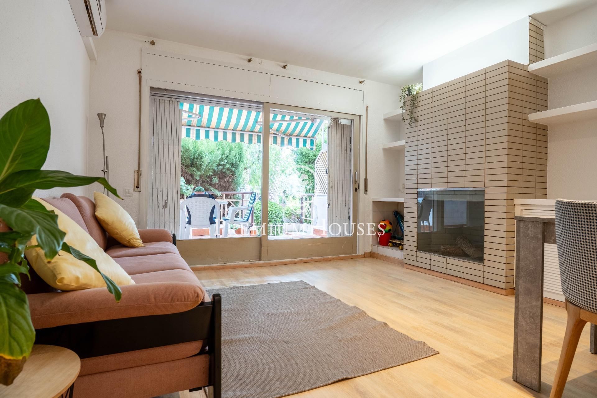 Exterior view of Planta baja for sale in Vilanova i la Geltrú  with Air Conditioner, Heating and Parquet flooring