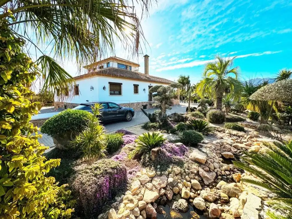 Vista exterior de Casa o xalet en venda en Orihuela amb Aire condicionat, Jardí privat i Traster