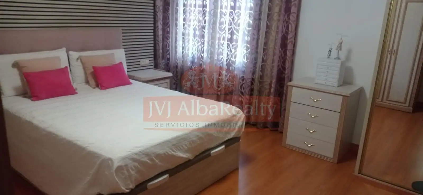 Habitación de Casa adosada en venta en Albacete con Aire acondicionado, Calefacción y Jardín privado