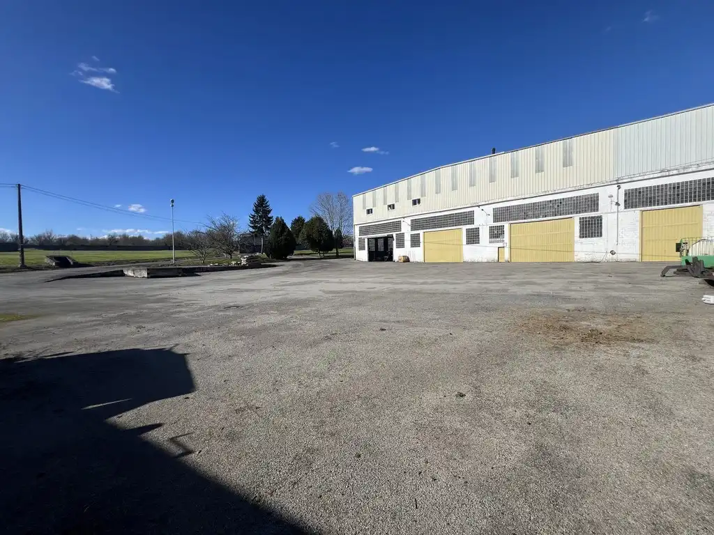 Vista exterior de Nave industrial en venta en Lugo