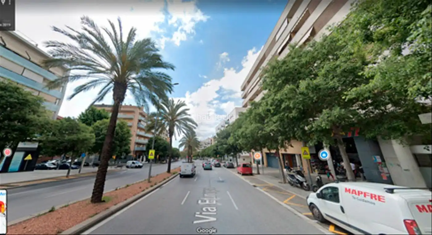 Vista exterior de Local en venda en Mataró amb Aire condicionat