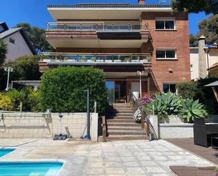 Vista exterior de Casa o xalet en venda en Castelldefels amb Calefacció, Jardí privat i Terrassa