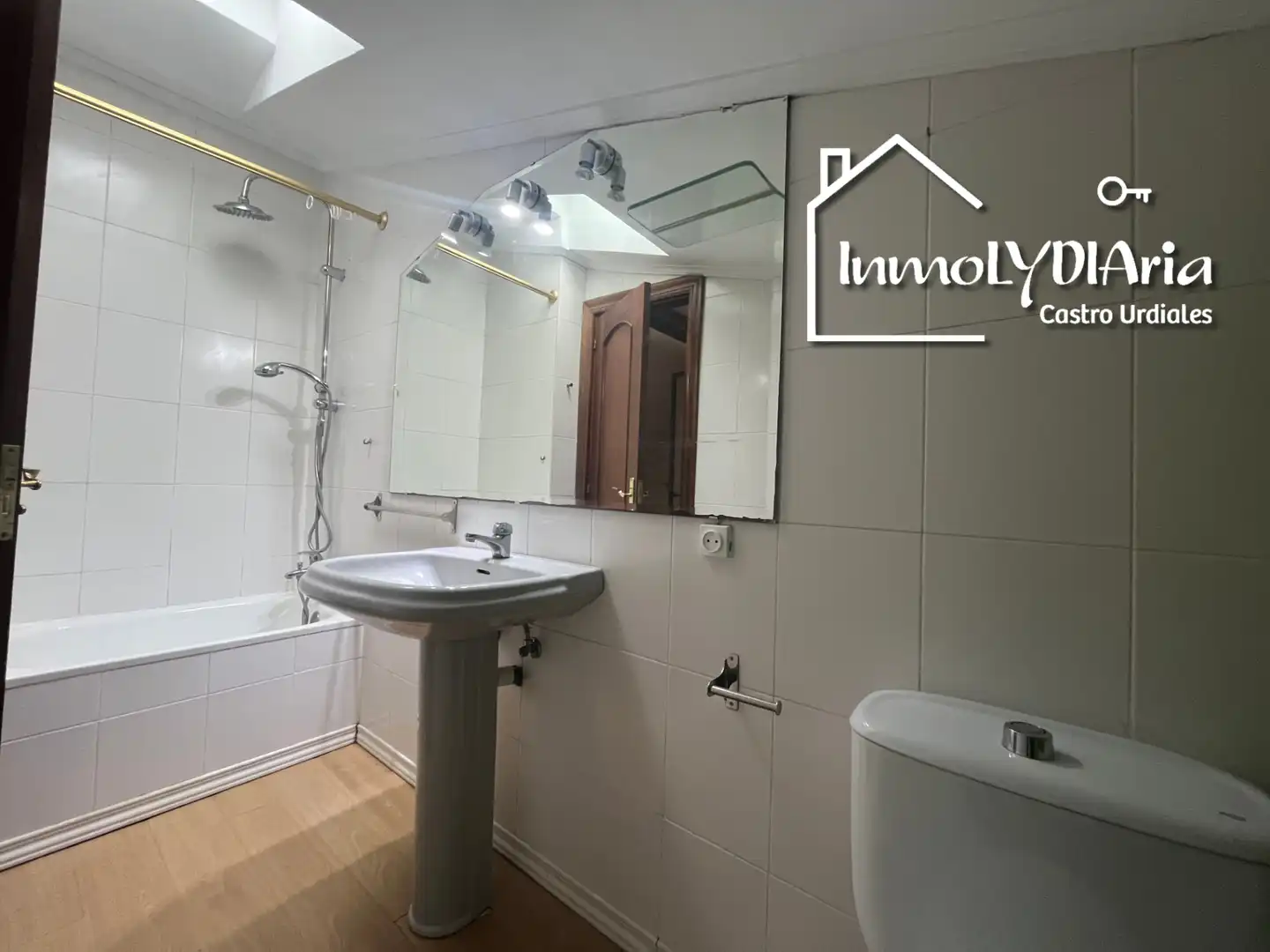 Bathroom of Flat for sale in Castro-Urdiales  with Heating, Parquet flooring and Terrace