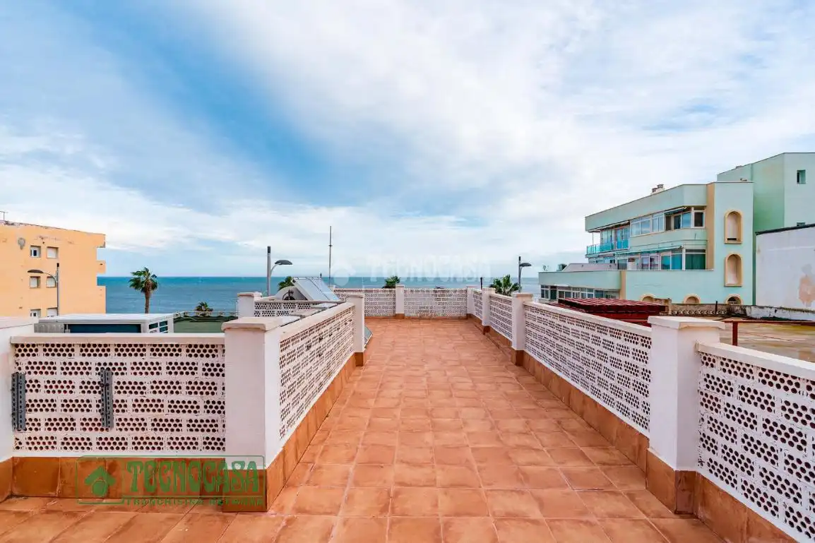 Vista exterior de Casa adosada en venda en Roquetas de Mar amb Aire condicionat i Terrassa