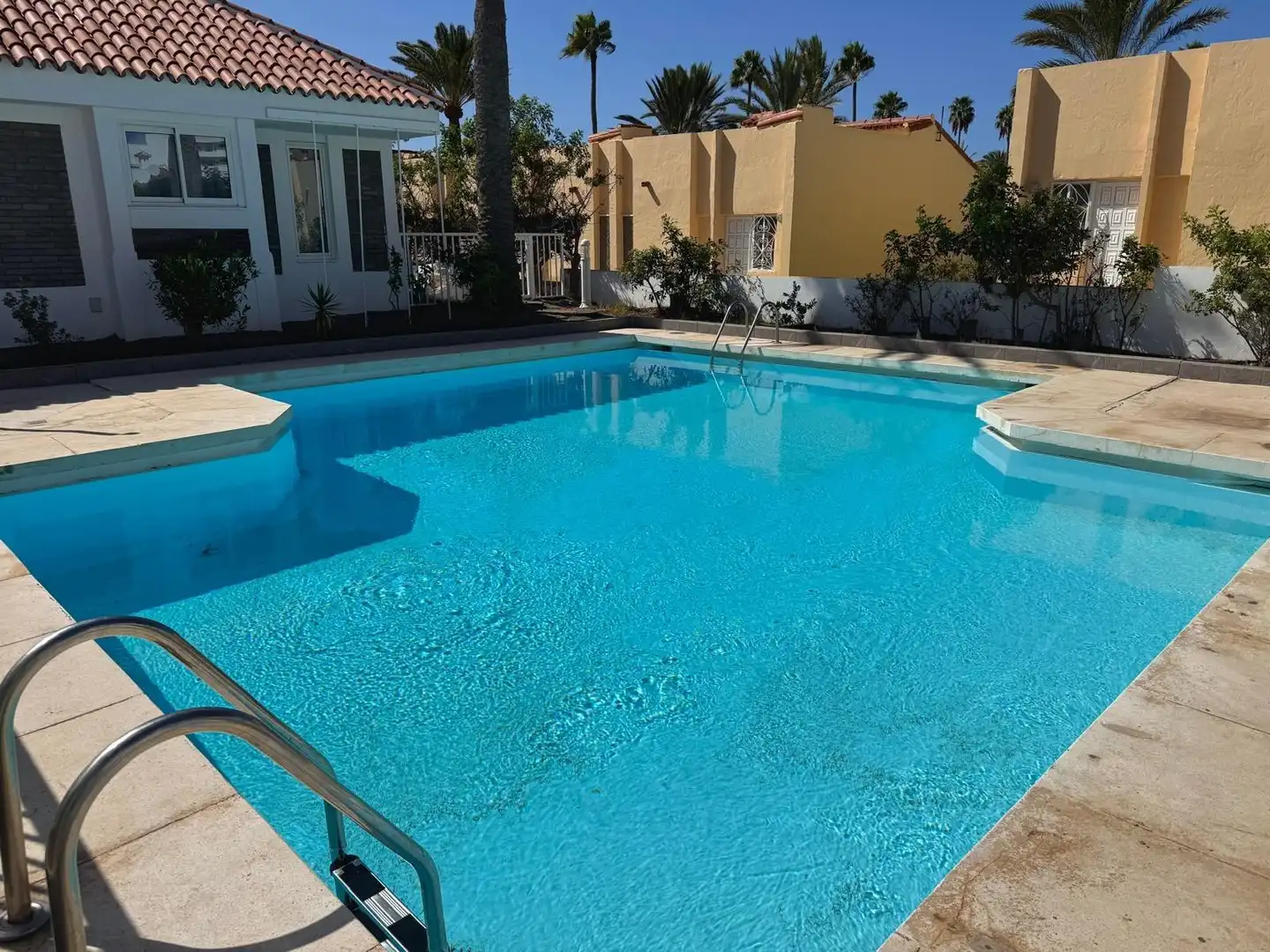 Piscina de Casa adosada en venda en San Bartolomé de Tirajana amb Aire condicionat, Jardí privat i Parquet