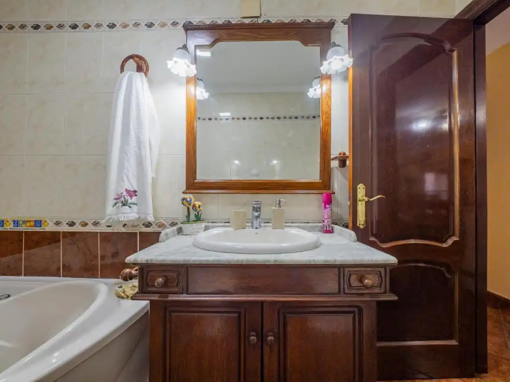 Bany de Casa o xalet en venda en Málaga amb Jardí privat, Terrassa i Piscina