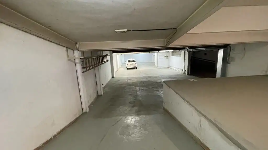 Parkplatz von Fabrikhallen zum Verkauf in Barcelona