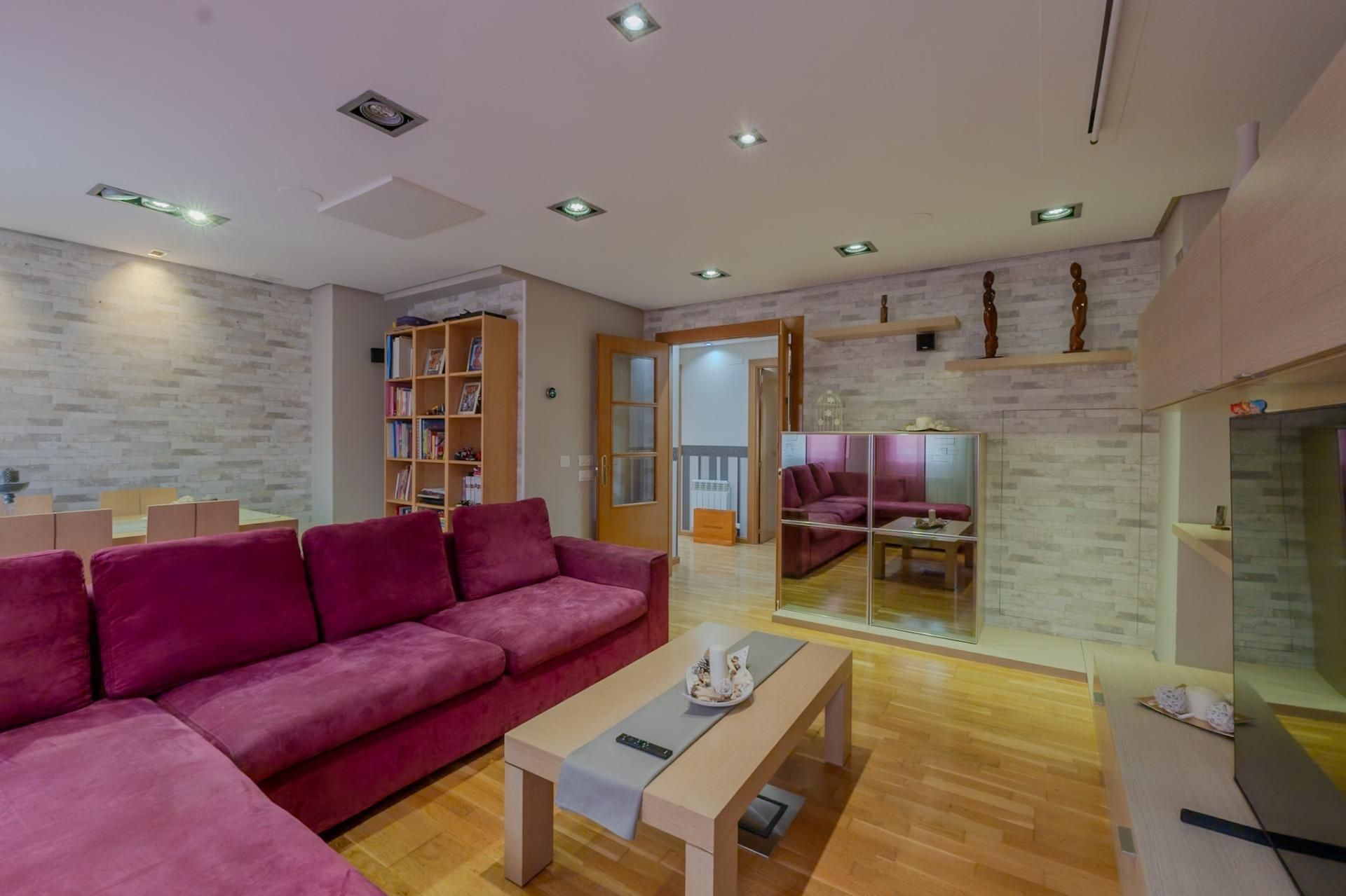 Sala d'estar de Dúplex en venda en Villamediana de Iregua amb Calefacció, Parquet i Terrassa