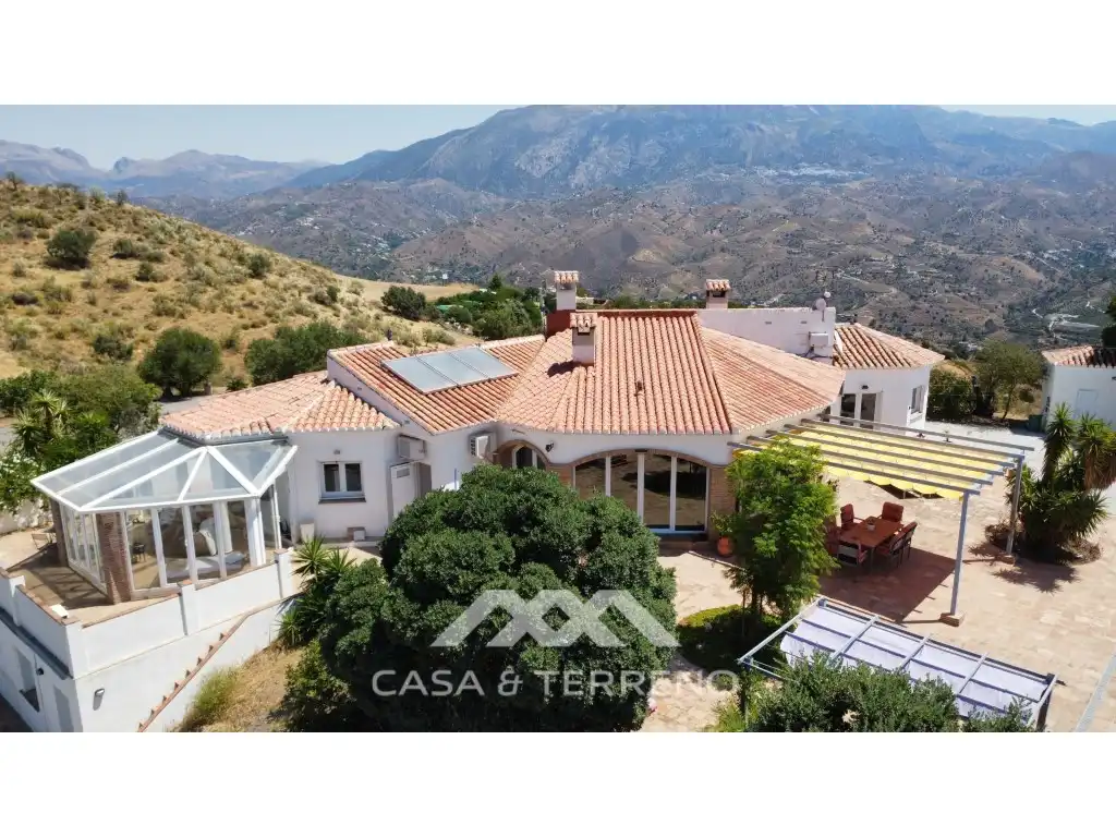 Vista exterior de Casa o xalet en venda en Vélez-Málaga amb Aire condicionat, Jardí privat i Terrassa