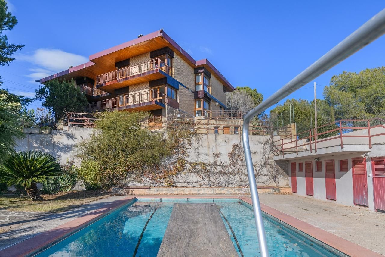 Vista exterior de Casa o xalet en venda en Manresa amb Aire condicionat, Calefacció i Jardí privat