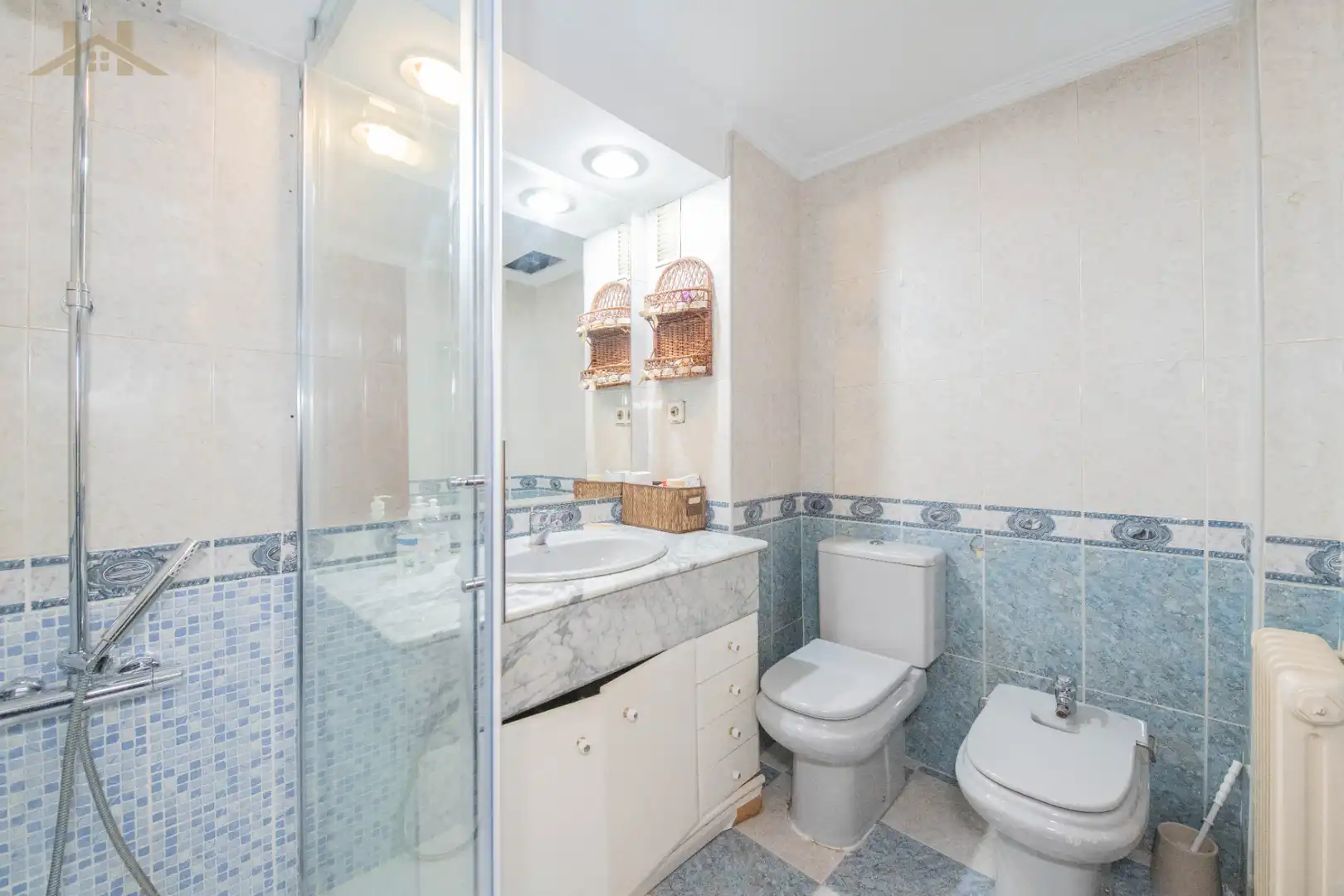 Baño de Casa adosada en venta en Pozuelo de Alarcón con Aire acondicionado, Calefacción y Jardín privado
