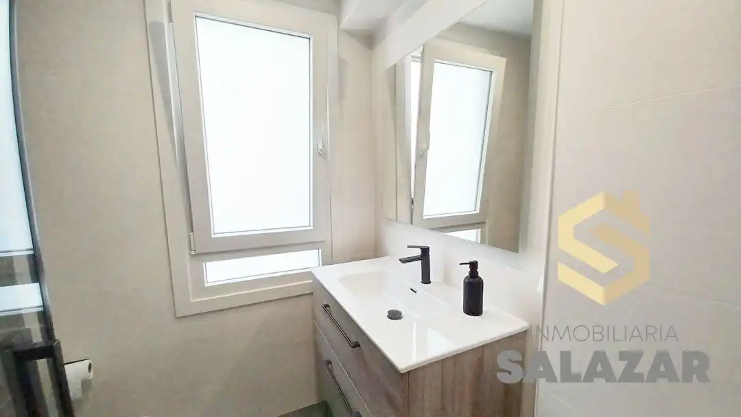 Bathroom of Flat for rent in Bilbao   with Heating