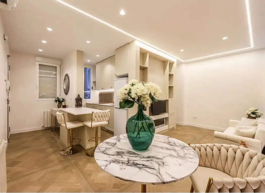 Sala d'estar de Pis en venda en  Madrid Capital amb Aire condicionat, Calefacció i Moblat