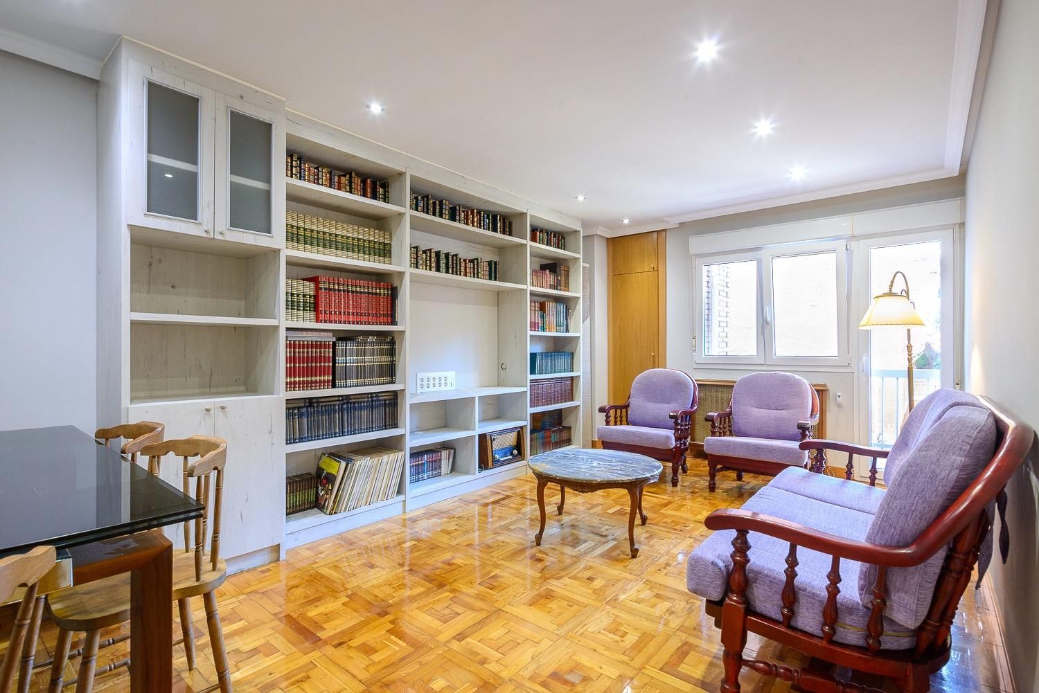 Living room of Flat for sale in Oviedo   with Parquet flooring, Terrace and Balcony