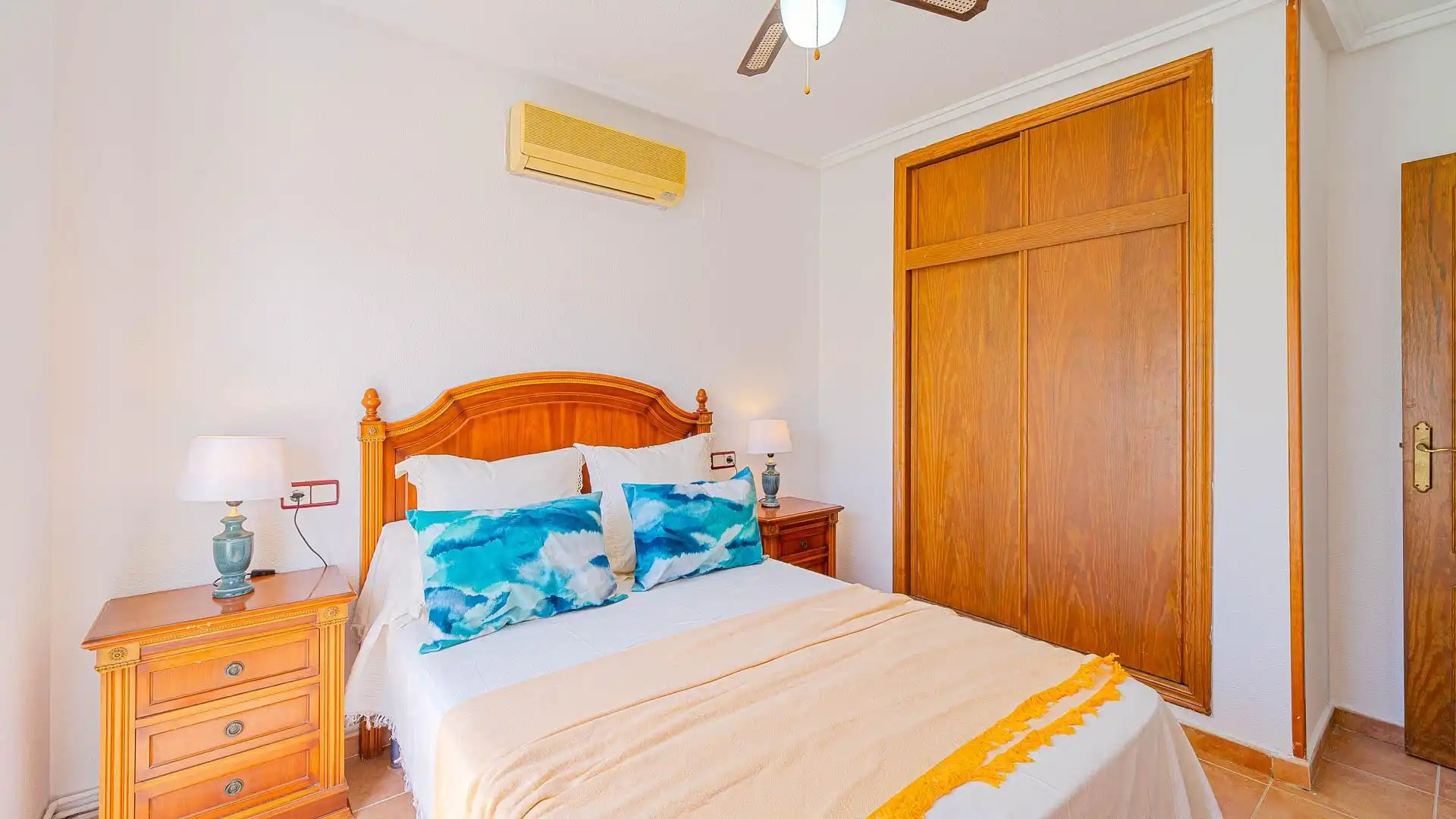 Habitación de Casa adosada en venta en Orihuela con Aire acondicionado, Calefacción y Jardín privado