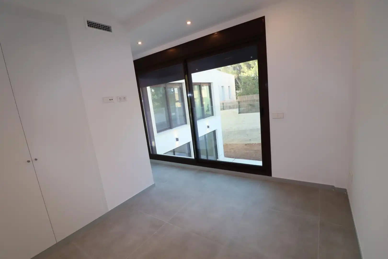 Casa adosada de alquiler en Rocafort con Aire acondicionado, Calefacción y Jardín privado