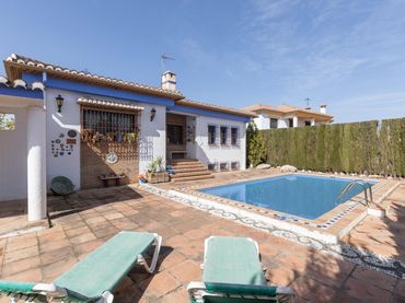 Chalet con piscina en venta en Calle Calle Malva