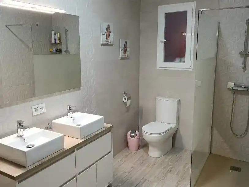 Baño de Casa adosada en venta en Marmolejo con Aire acondicionado, Trastero y Amueblado