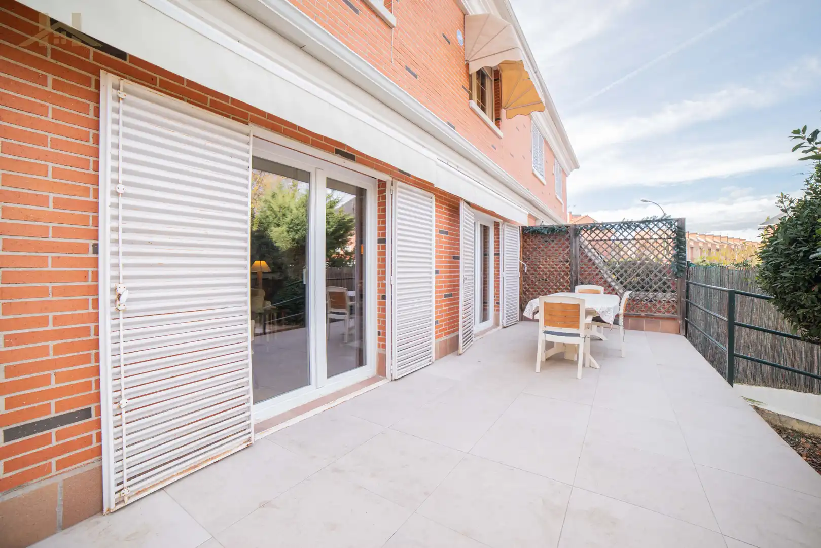Terrassa de Casa adosada en venda en Villanueva de la Cañada amb Jardí privat, Parquet i Piscina