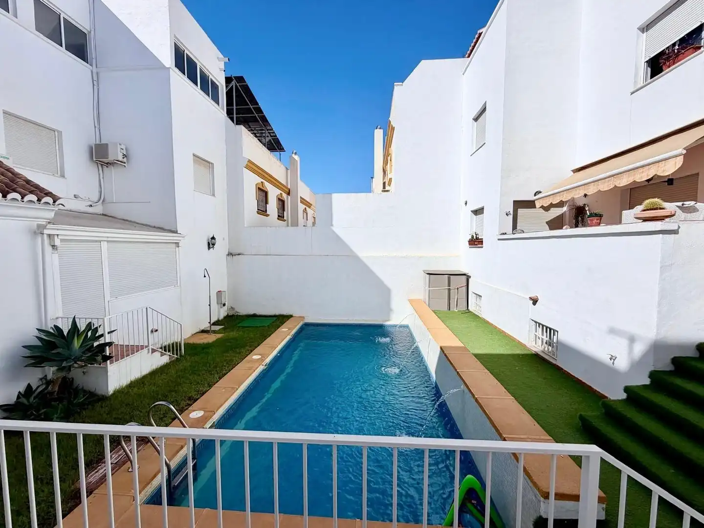Piscina de Casa adosada en venta en Aguadulce