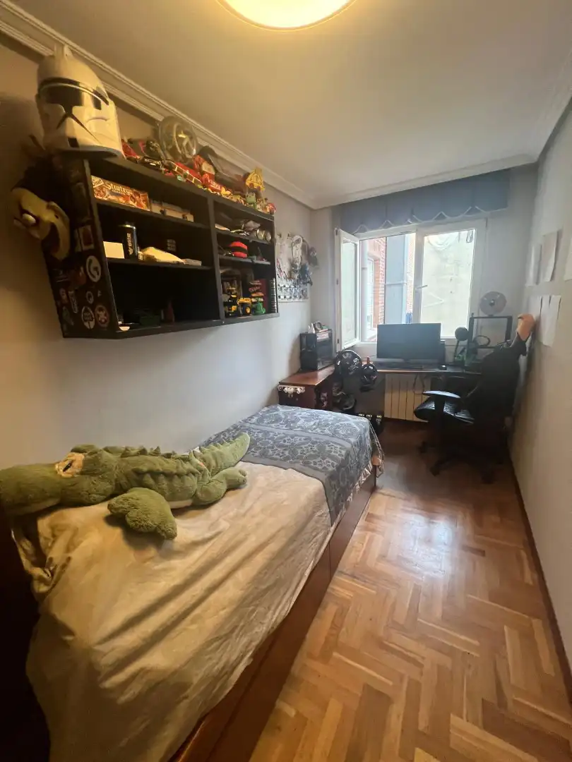 Dormitori de Pis de lloguer en Gijón  amb Calefacció, Parquet i Moblat