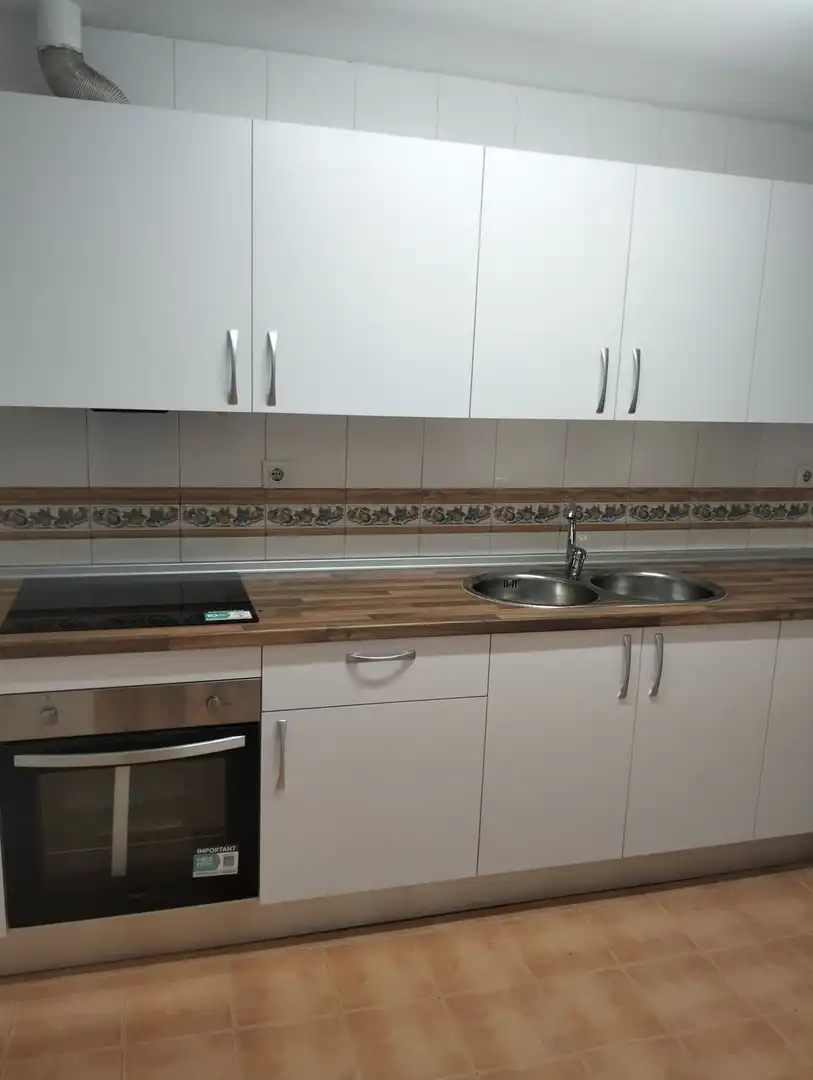 Küche von Wohnung zum Verkauf in Málaga mit Klimaanlage, Privatgarten und Terrasse
