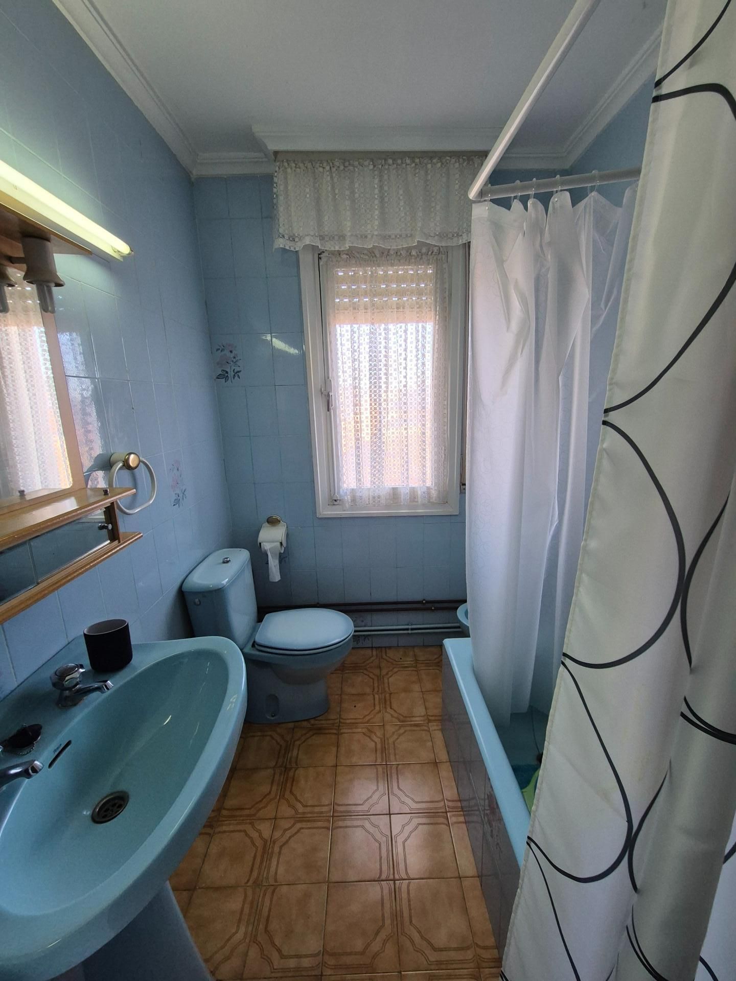 Bathroom of Flat for sale in Almanza  with Heating, Terrace and Balcony