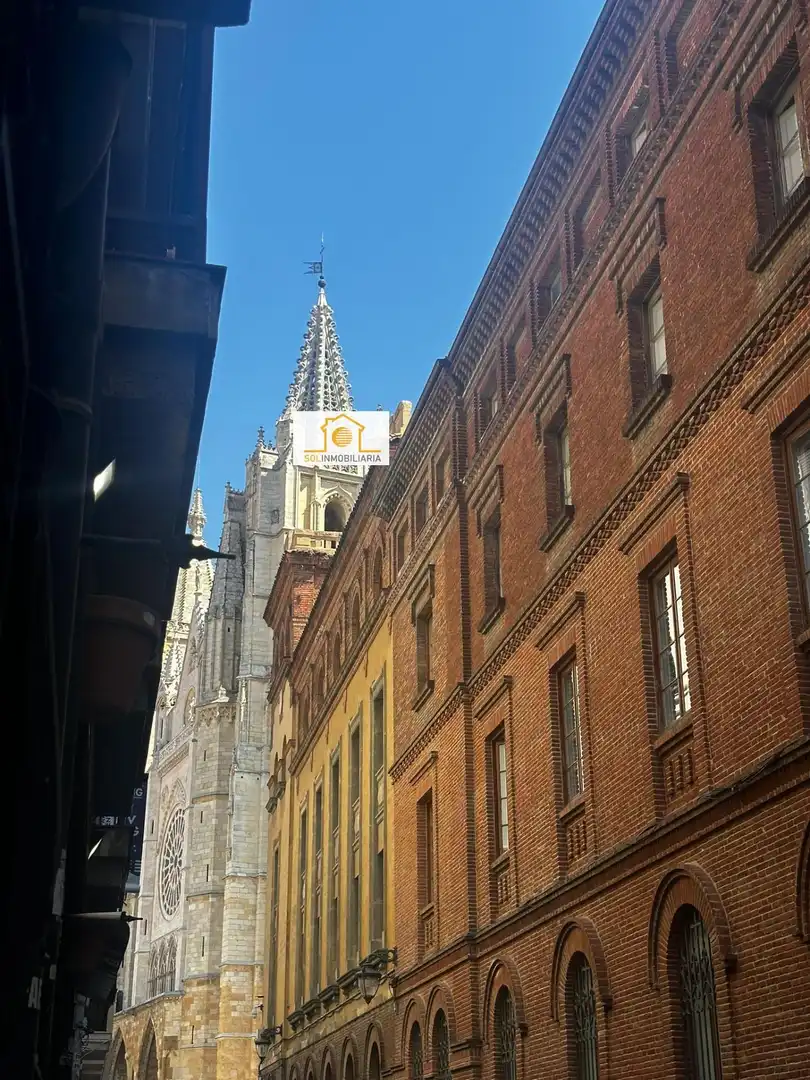 Vista exterior de Pis en venda en León Capital  amb Calefacció, Parquet i TV