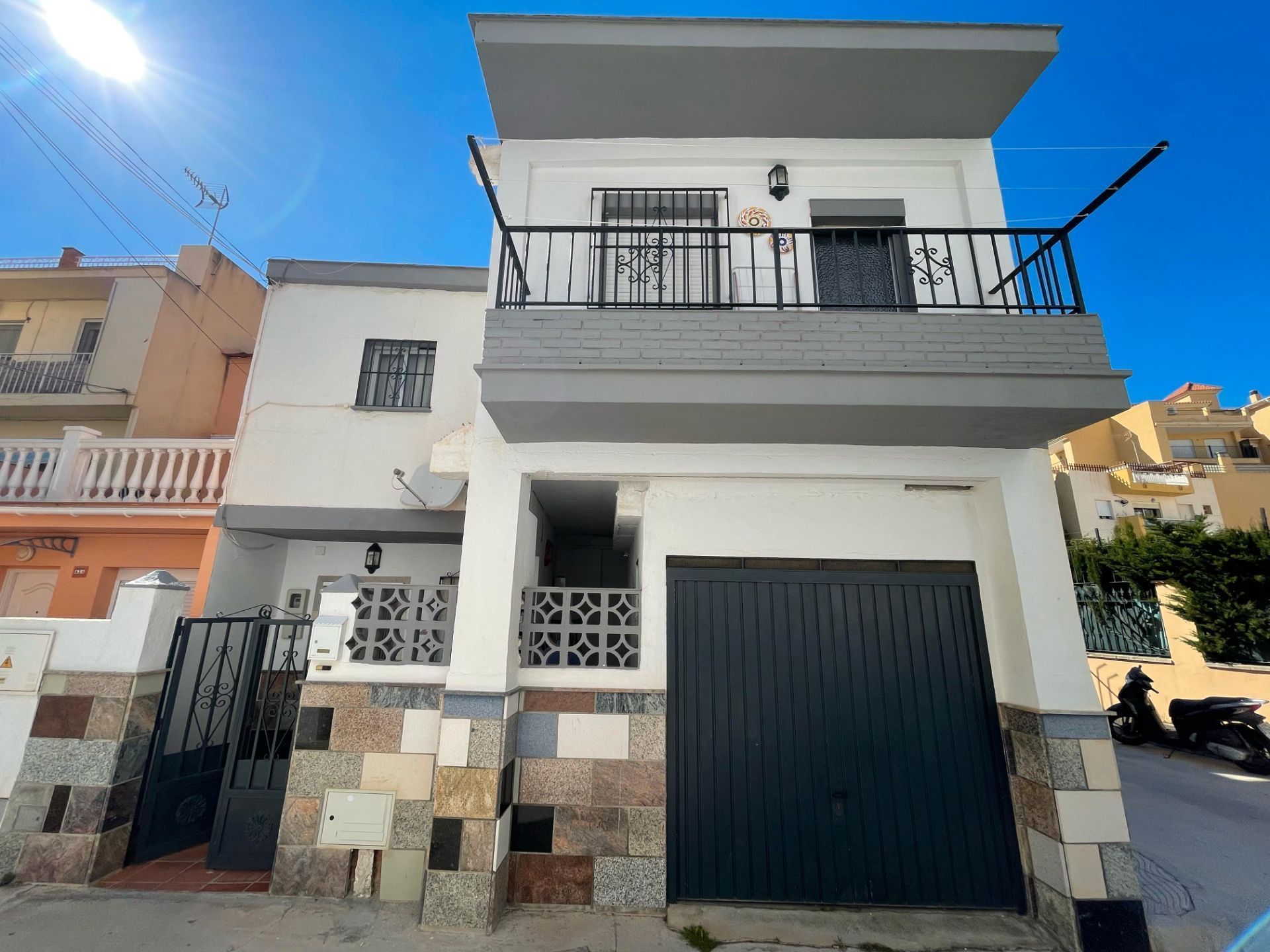 Vista exterior de Casa o xalet en venda en Vélez-Málaga amb Moblat