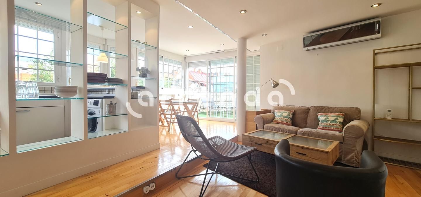 Sala d'estar de Àtic de lloguer en  Madrid Capital amb Aire condicionat, Terrassa i Moblat