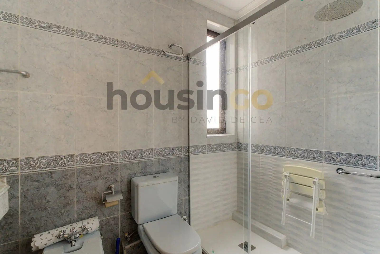 Bathroom of Flat for rent in Madrid  with Air Conditioner, Heating and Parquet flooring