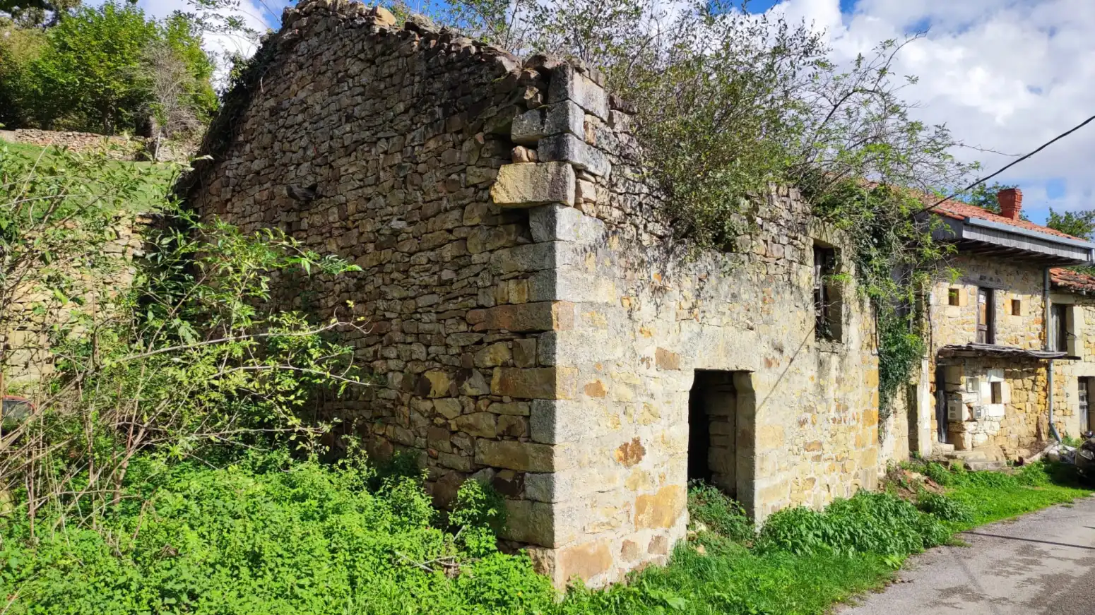 Exterior view of Houses for sale in Corvera de Toranzo  with Private garden