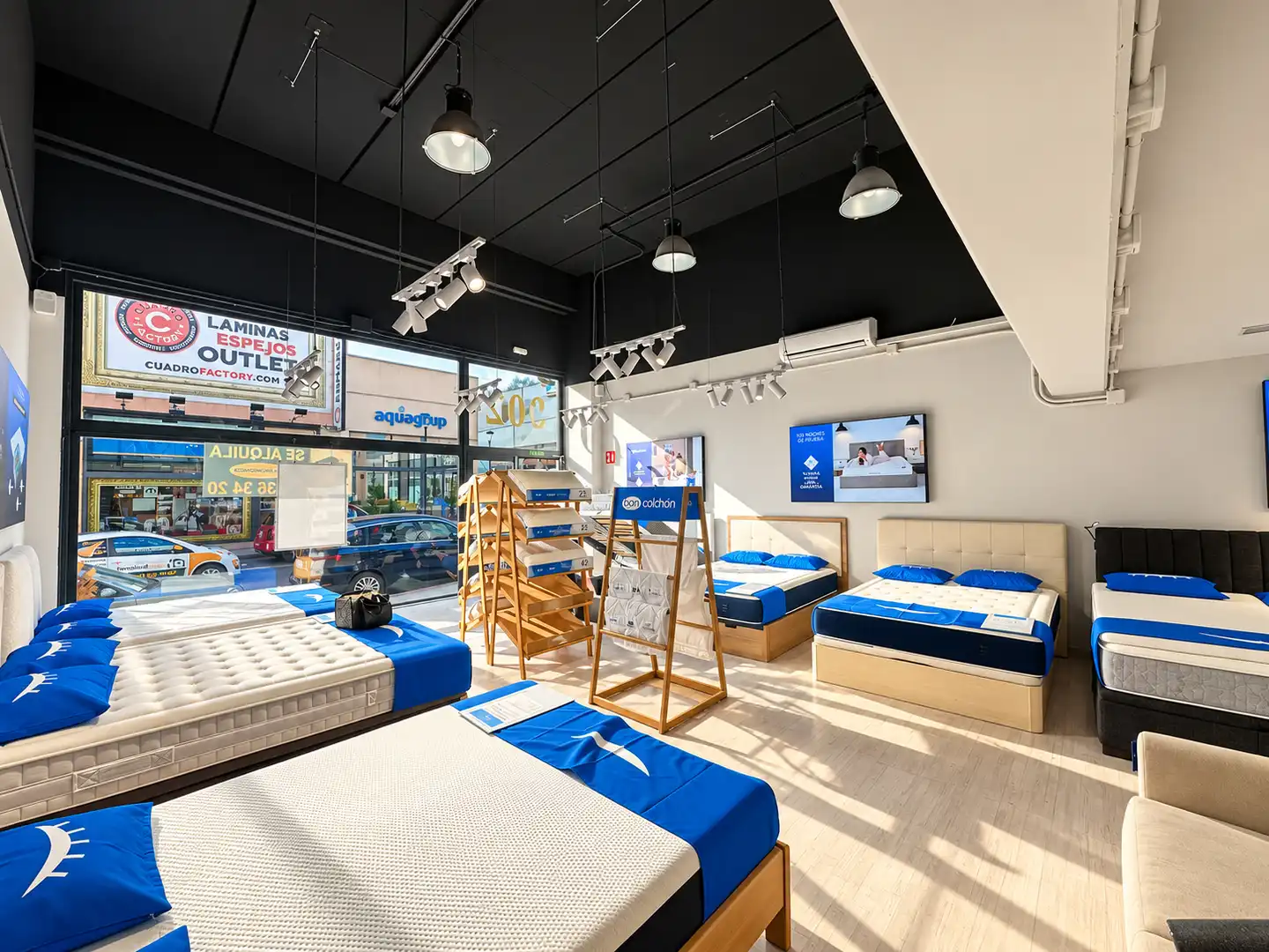 Local comercial en alquiler en Calle Módena 2, imagen 3
