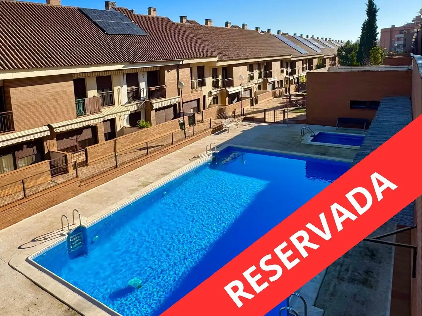 Piscina de Casa adosada en venta en Mérida con Aire acondicionado, Calefacción y Jardín privado