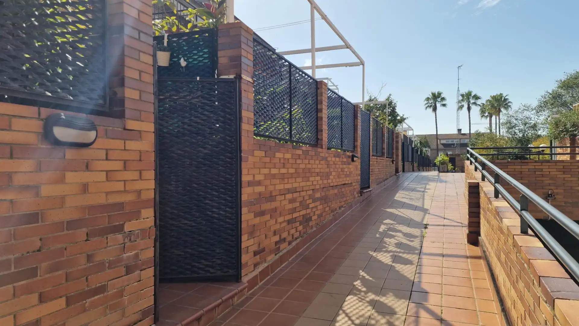 Vista exterior de Casa adosada en venda en Badajoz amb Aire condicionat, Jardí privat i Terrassa