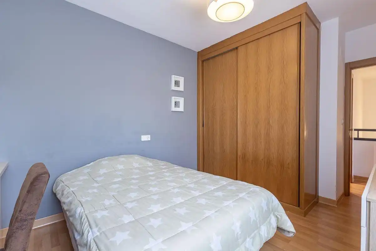 Habitación de Casa adosada en venta en Armilla con Calefacción, Terraza y Amueblado