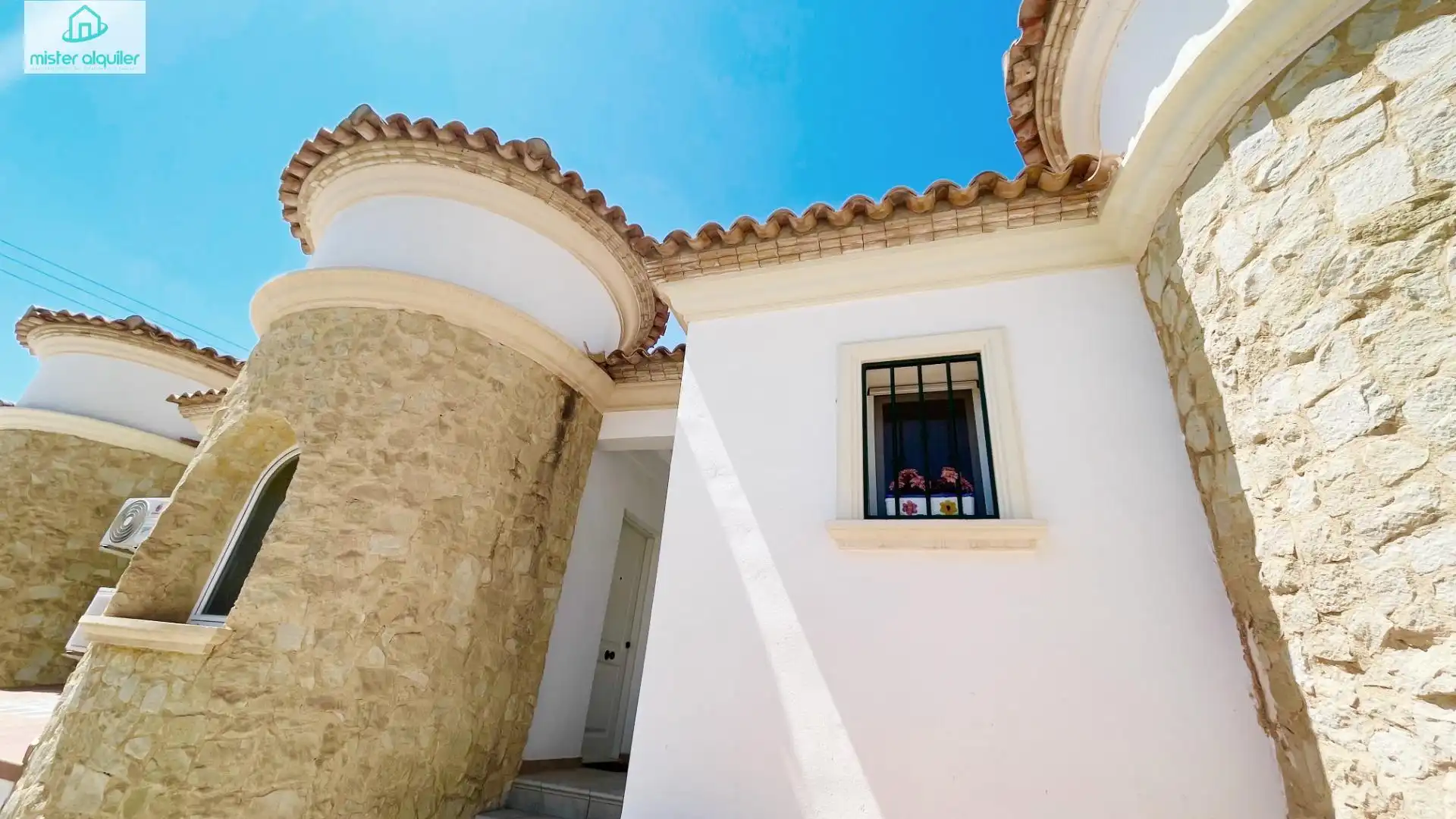 Vista exterior de Casa o xalet de lloguer en El Campello amb Aire condicionat, Calefacció i Jardí privat