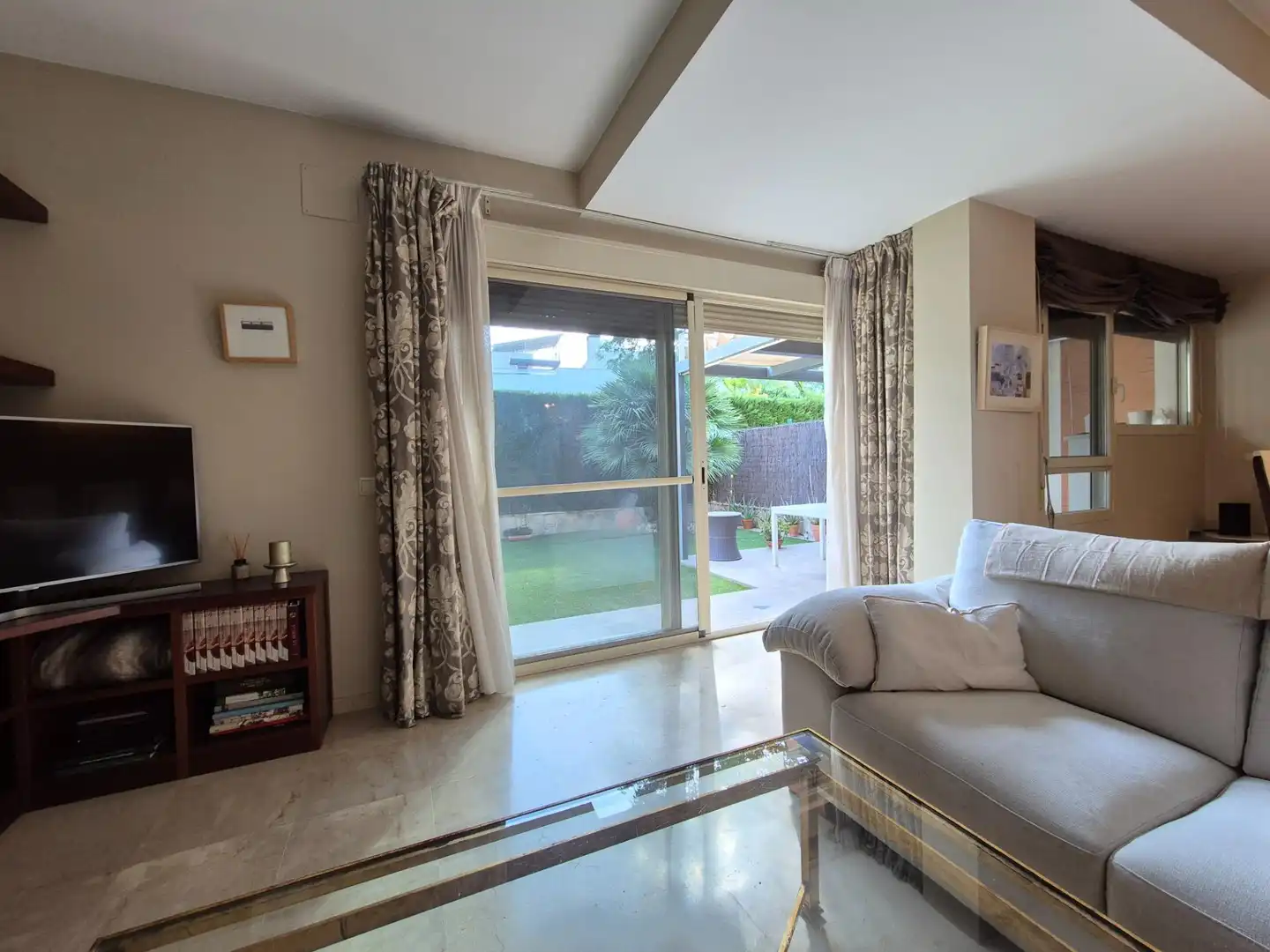 Sala de estar de Casa adosada de alquiler en Alcalá de Guadaira con Aire acondicionado, Calefacción y Jardín privado