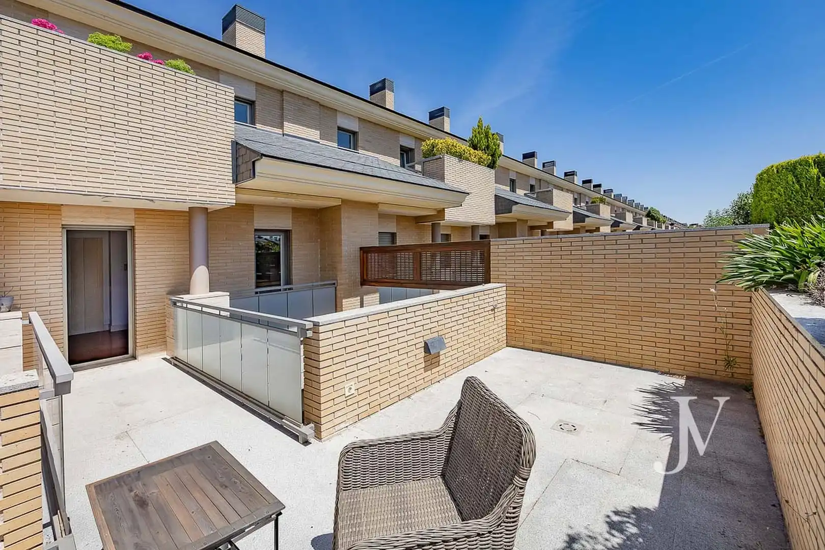 Terrasse von Einfamilien-Reihenhaus zum Verkauf in Pozuelo de Alarcón mit Klimaanlage, Heizung und Privatgarten