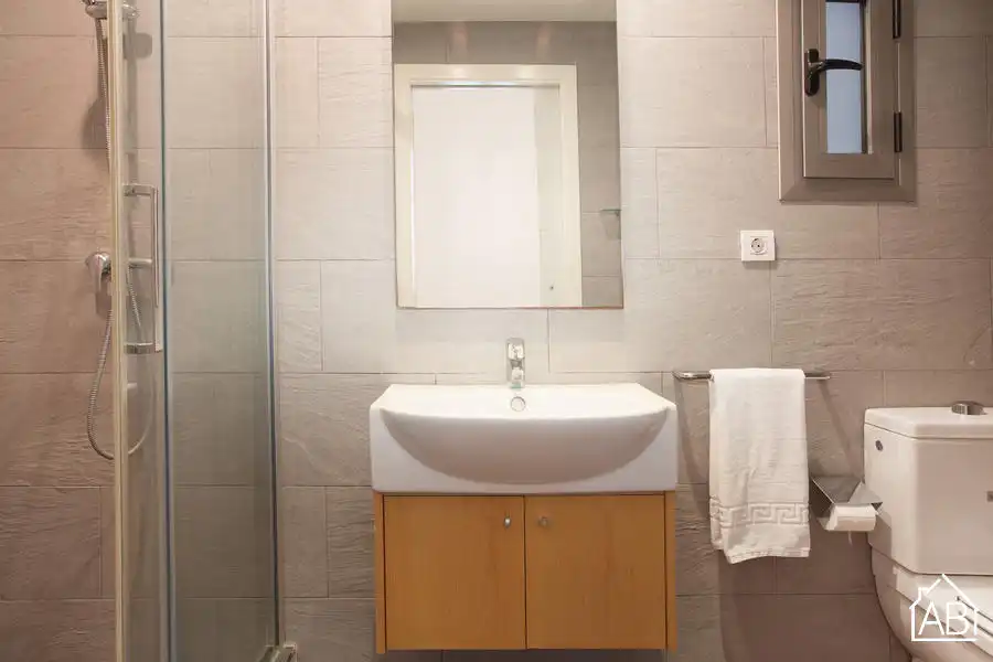 Badezimmer von Wohnungen zum Verkauf in Barcelona mit Möbliert und Balkon