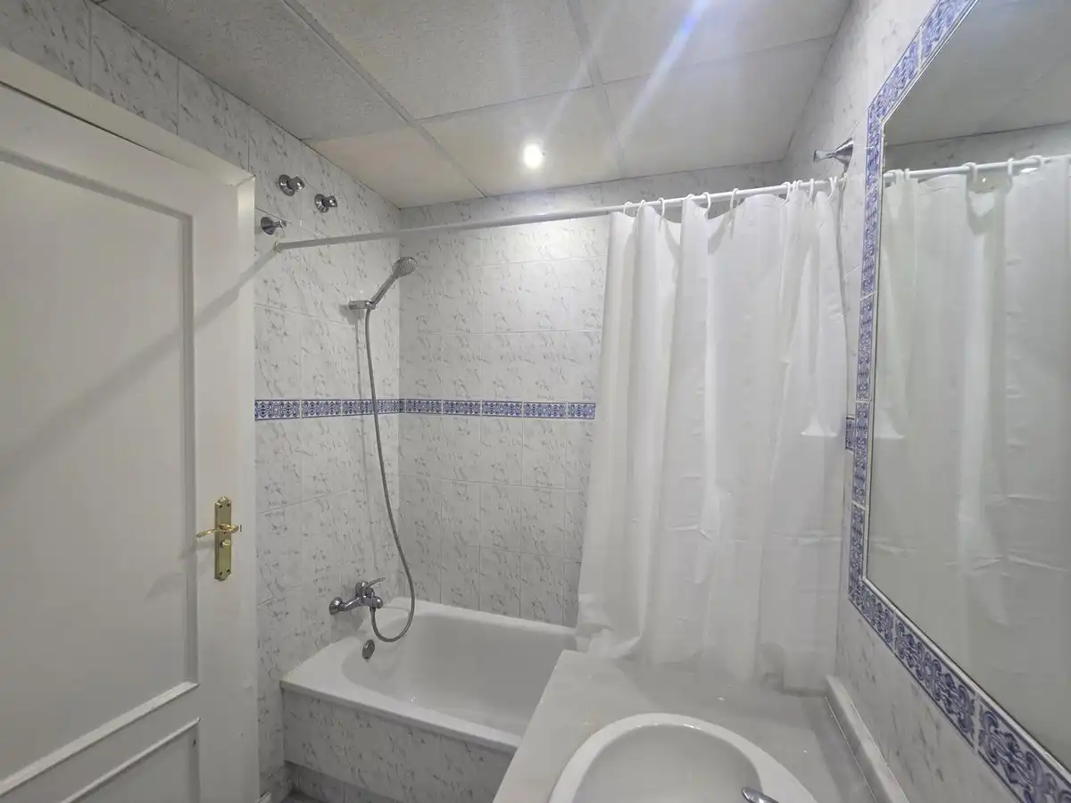 Bany de Apartament en venda en Benalmádena amb Aire condicionat, Calefacció i Jardí privat