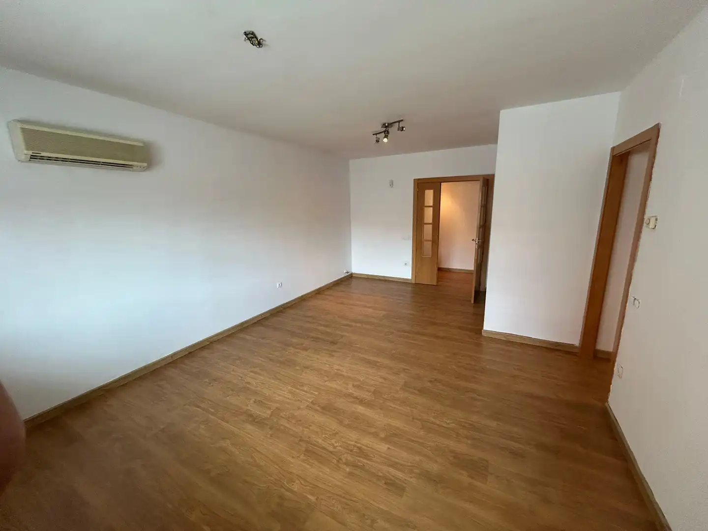 Wohnung zum Verkauf in Piera mit Heizung, Ofen und Alarm