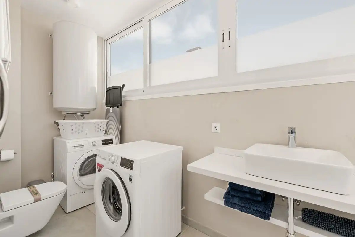 Baño de Apartamento en venta en Torremolinos con Aire acondicionado, Amueblado y Piscina comunitaria