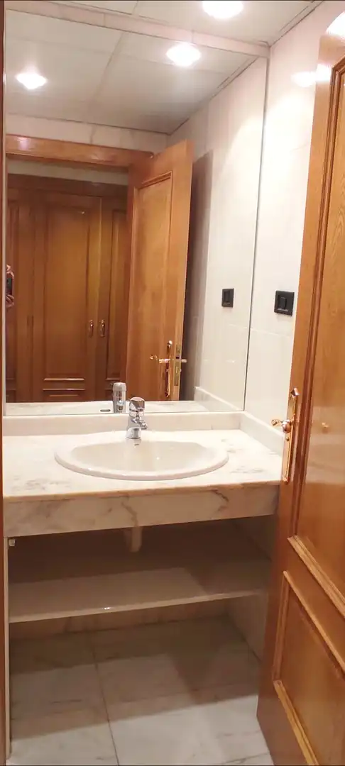 Baño de Piso de alquiler en Zaragoza con Aire acondicionado, Calefacción y Parquet